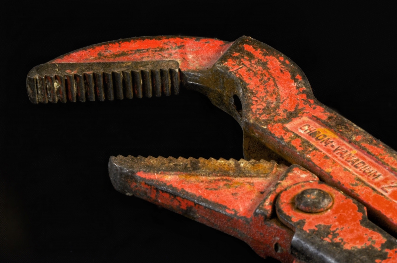 plombier-ARTIGUES-min_pipe-wrench-318084